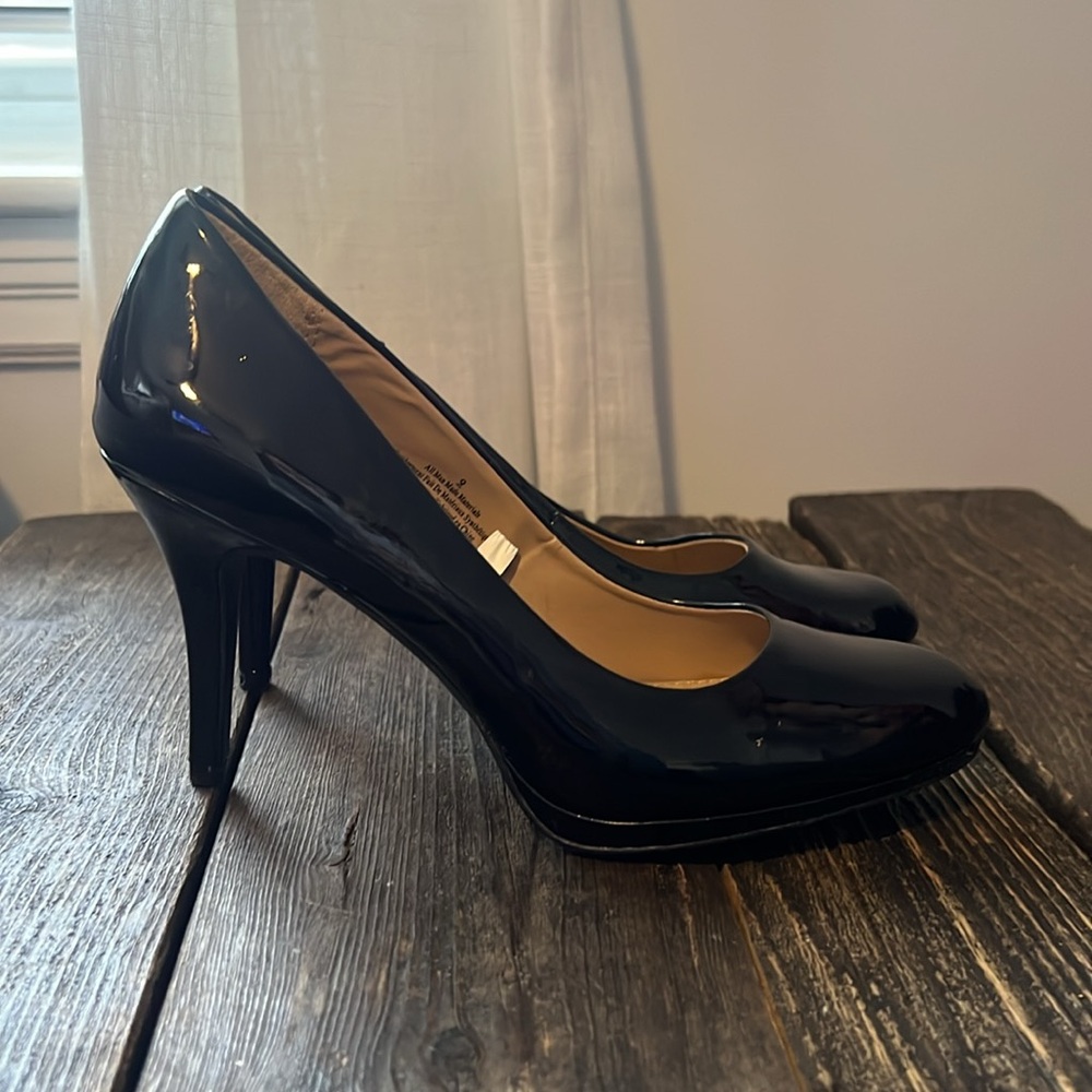 Women's gently used  black Merona heels in 9.5